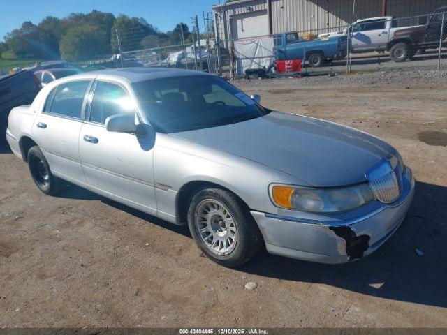  Salvage Lincoln Towncar