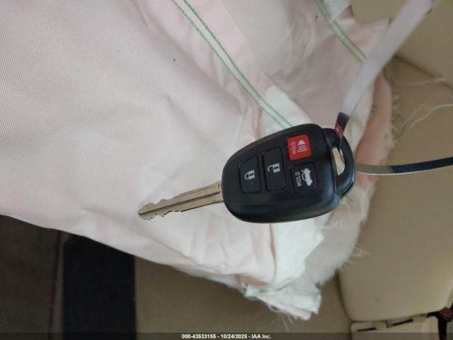 Toyota Camry Le Image 11