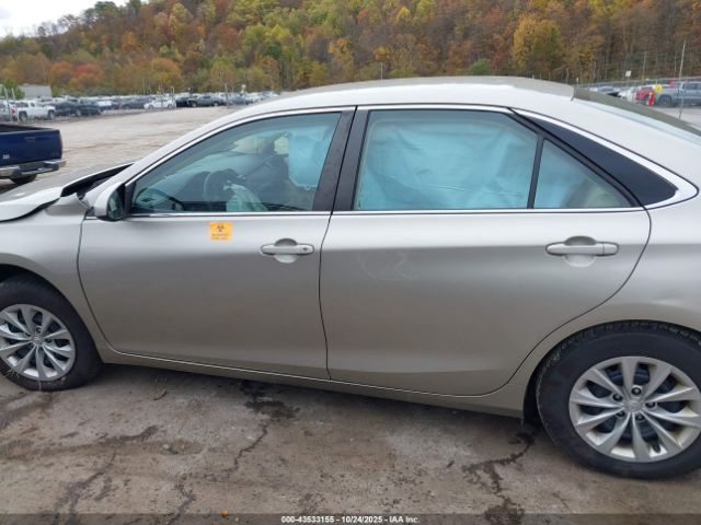 Toyota Camry Le Image 13