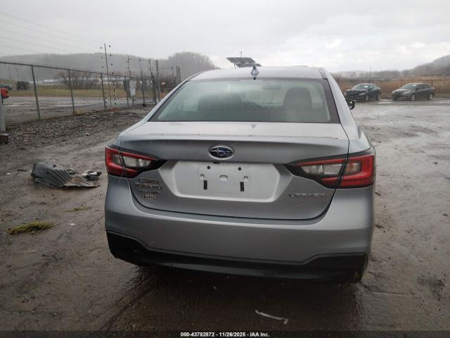 Subaru Legacy Premium Image 4