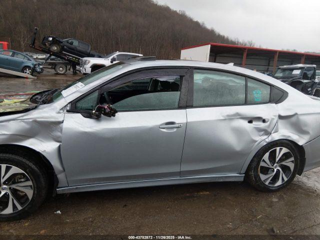 Subaru Legacy Premium Image 17