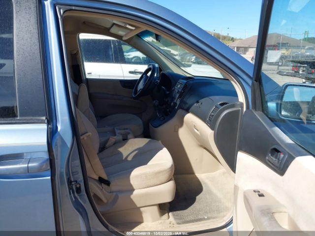 Hyundai Entourage Image 5