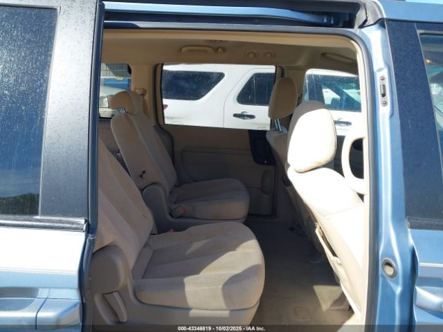 Hyundai Entourage Image 8