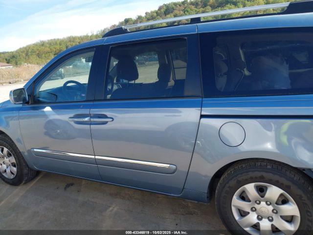 Hyundai Entourage Image 16