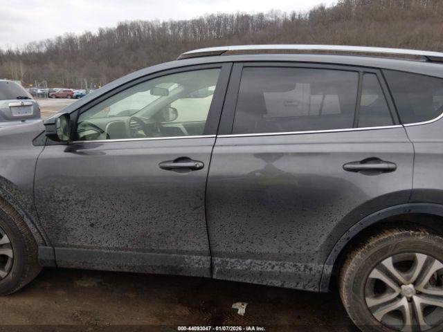 Toyota RAV4 Le Image 8