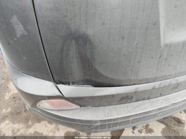 Toyota RAV4 Le Image 4