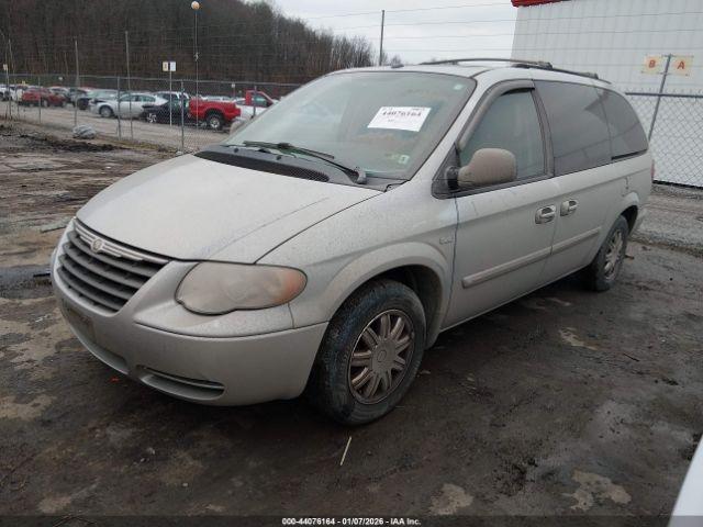 Chrysler Town & Country Touring Image 7