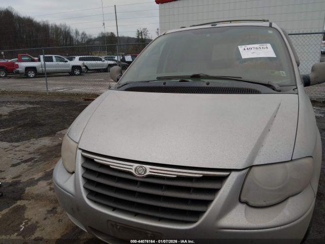 Chrysler Town & Country Touring Image 11