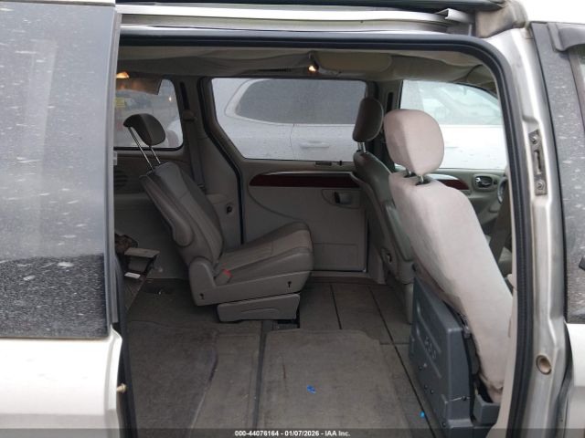 Chrysler Town & Country Touring Image 6