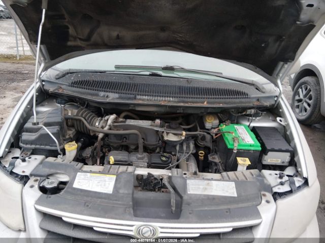 Chrysler Town & Country Touring Image 9